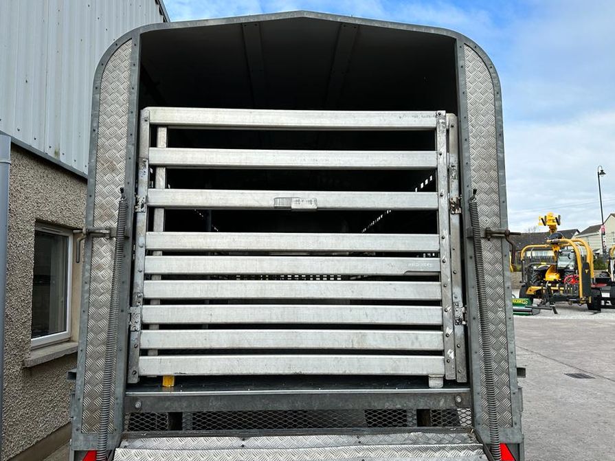 Used Bateson 100LT 20ft Tractor-Drawn Livestock Trailer - McCullagh ...